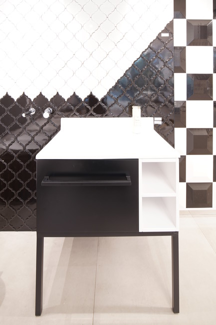 קורס צילום אדריכלות בהנחיית סוזי לוינסון 
הדגמים בחדר זה: 
קיר לבן דגם 1003223 
קיר שחור דגם 100322 
ארון שחור-לבן דגם 6805-9 80 ס"מ 
כיור L6805-1 
